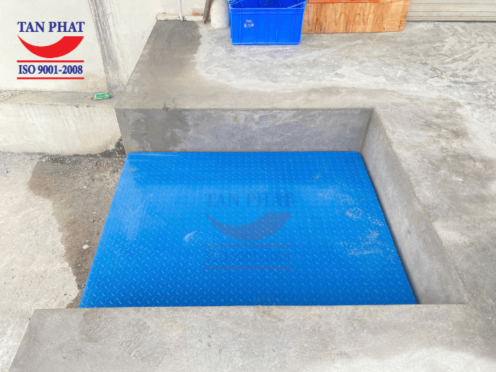 Mặt bàn nâng sử dụng tôn nhám chống trượt, đảm bảo an toàn khi vận hành