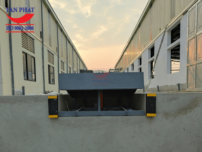 Sàn nâng được lắp đặt kèm theo 2 cục cao su giảm chấn và 1 thanh chống an toàn