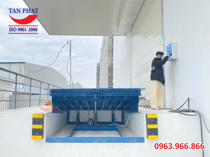 Sàn nâng sử dụng 1 xilanh bàn nâng và 1 xilanh lưỡi lip