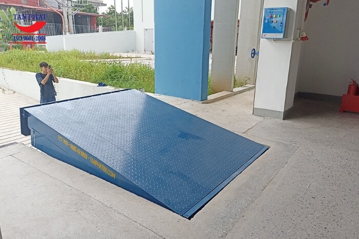 Mặt Dock sử dụng tôn nhám giúp gia tăng ma sát, đảm bảo an toàn khi xe nâng di chuyển lên/xuống