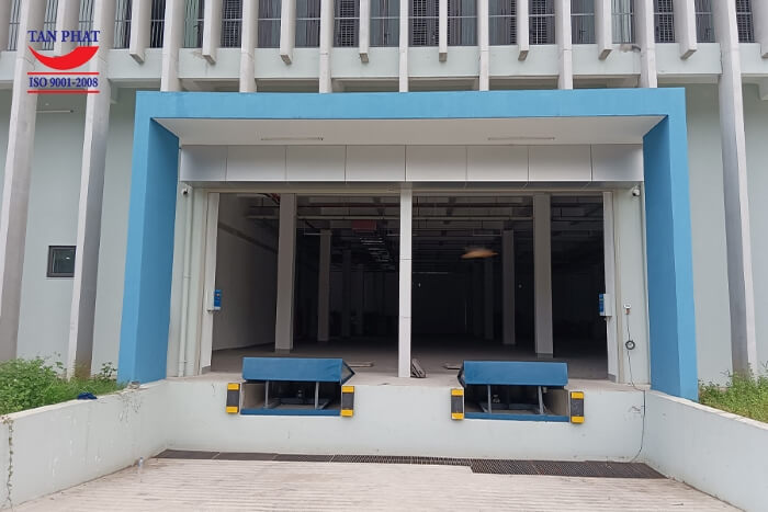 Nhà máy lắp đặt hệ thống 2 Dock Leveler 6 tấn phục vụ xuất - nhập hàng tại kho