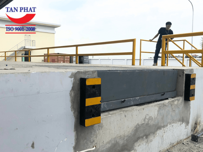 Cao su giảm chân được lắp đặt 2 bên