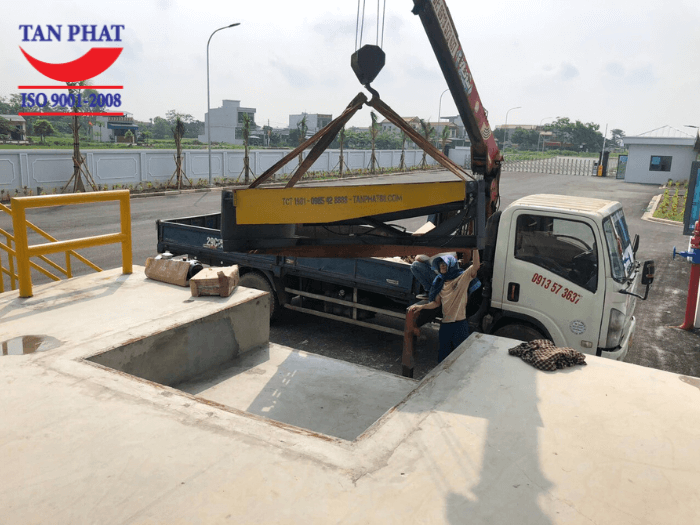 Tân Phát sử dụng xe cẩu để vận chuyển và lắp đặt Dock tại công trình của khách hàng