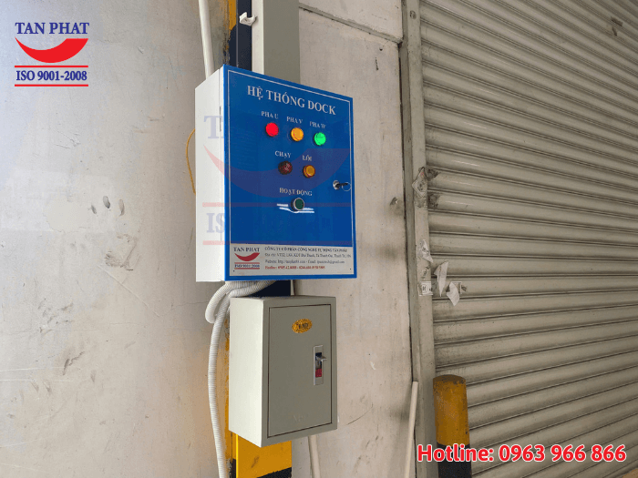 Tủ điện điều khiển mọi hoạt động của sàn nâng
