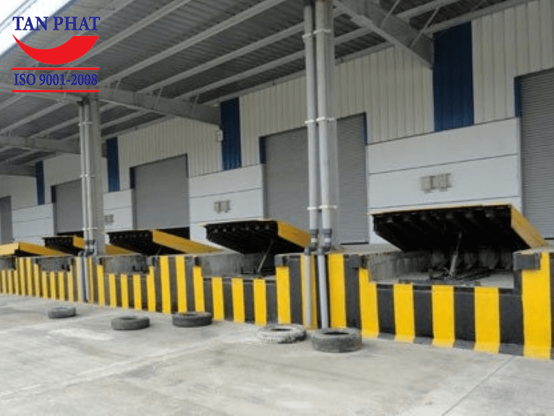 Sàn nâng thủy lực (Dock Leveler) do Tân Phát sản xuất và lắp đặt