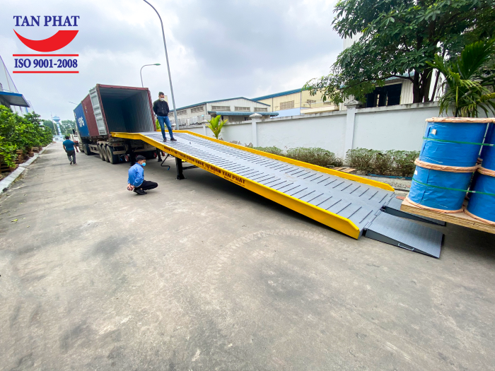 Tân Phát hỗ trợ khách hàng bảo dưỡng, bảo trì, sửa chữa cầu xe nâng lên container nếu có vấn đề phát sinh trong quá trình sử dụng