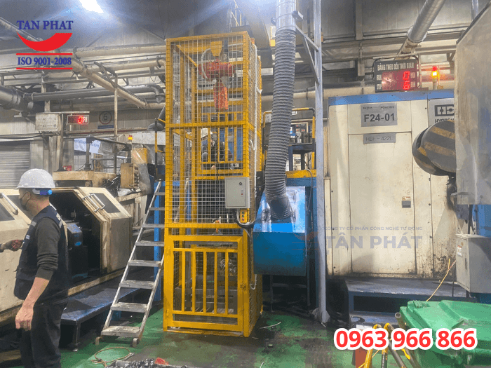 Thang nâng hàng 2 stop được sử dụng trong xưởng sản xuất của khách hàng