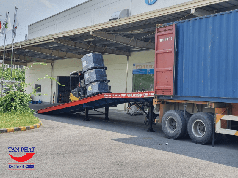 Thiết bị cầu dẫn xe nâng lên container, hỗ trợ xe nâng vận chuyển hàng hóa lên xuống thùng container