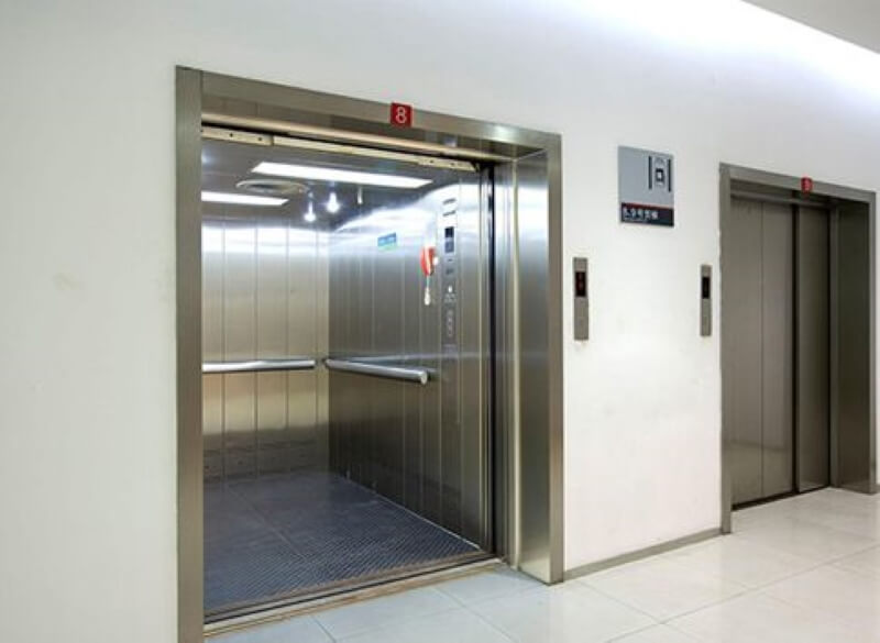 Thang máy là thiết bị được sử dụng chủ yếu trong các tòa nhà cao tầng