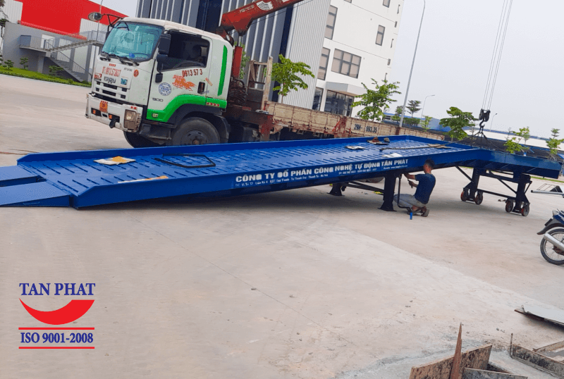 Sản phẩm cầu lên container tại Tân Phát