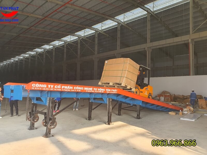 Cầu dẫn xe nâng lên container hỗ trợ bốc dỡ hàng hóa