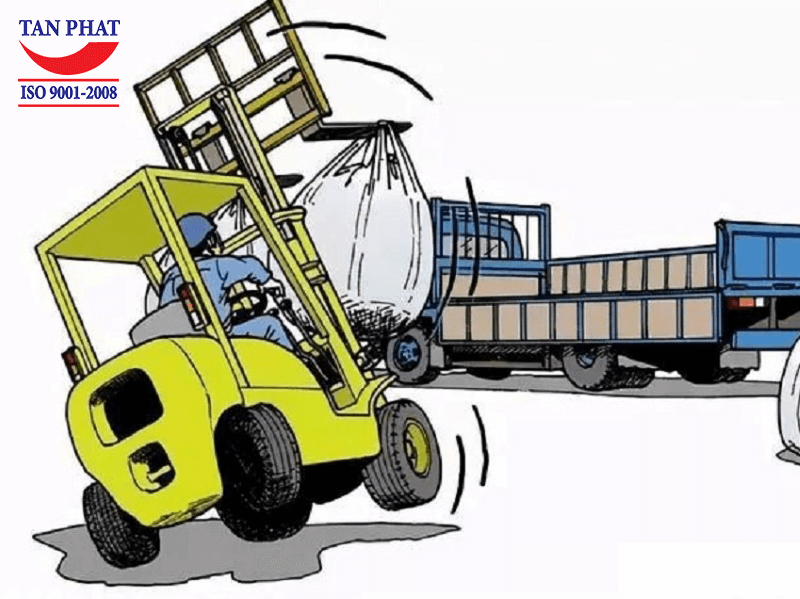 Sử dụng thiết bị nâng hạ không đúng quy định có thể gây nên một số tai nạn nguy hiểm cho người và hàng hóa