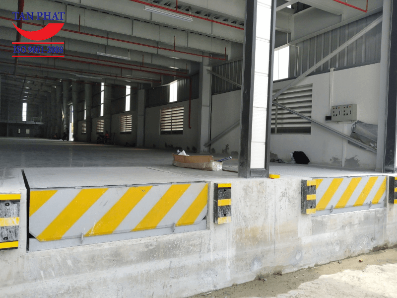 Sàn nâng thủy lực (Dock Leveler) do Tân Phát trực tiếp sản xuất, lắp đặt, bàn giao tới khách hàng