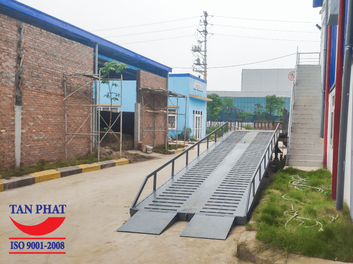 Cầu dẫn xe nâng là thiết bị hỗ trợ xe nâng trong quá trình bốc xếp hàng hóa lên thùng container