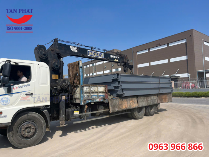 Bàn cân được vận chuyển tới địa điểm lắp đặt