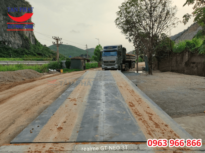 Cân được lắp đặt hoàn thiện, bàn cân thép chắc chắn, khả năng chịu tải tới 80 tấn