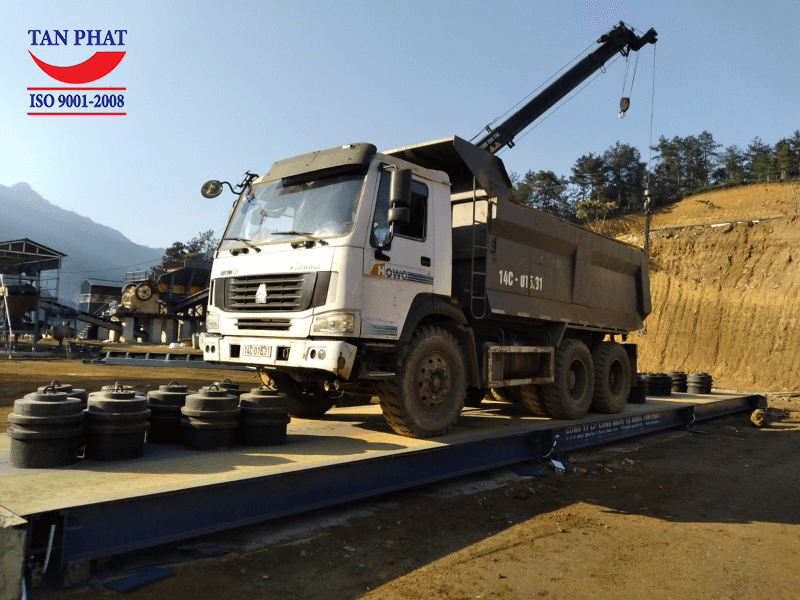 Không để xe quá tải đi lên bàn cân, có thể gây hiện tượng sụt lún cân