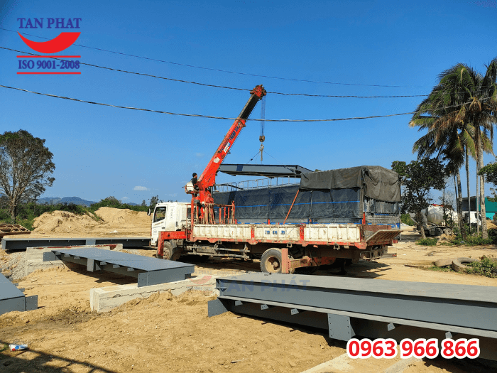 Tân Phát dùng xe cẩu hạ bàn cân vào hố móng đã được thi công hoàn thiện trước đó