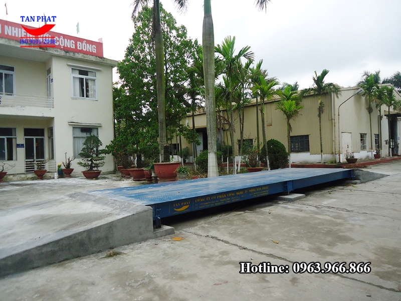 Bàn cân ô tô 60 tấn được sản xuất 100% từ sắt thép, chiều dài 12x3m, lắp đặt tại Nghệ An