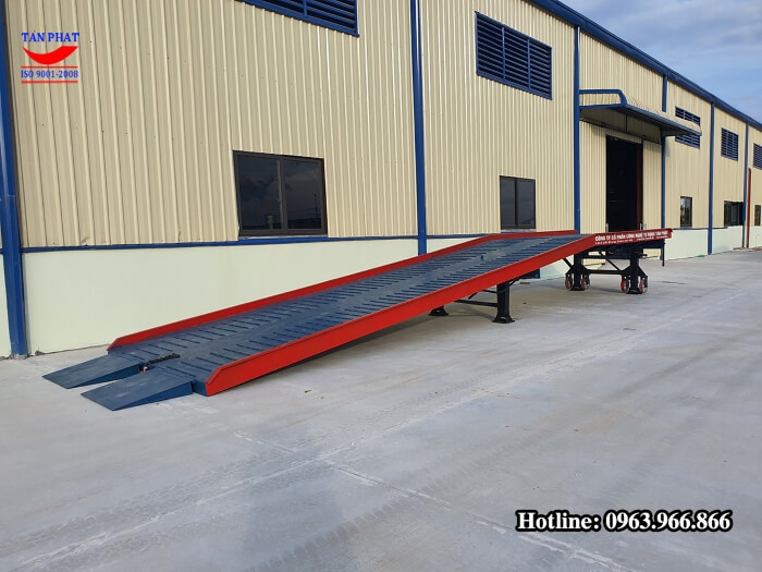 Cầu xe nâng được sử dụng tại các nhà xưởng hỗ trợ quá trình bốc xếp hàng lên/xuống thùng container