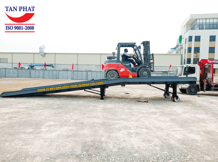 Cầu dẫn xe nâng là thiết bị tạo dốc giúp xe nâng di chuyển bốc xếp hàng trên thùng container