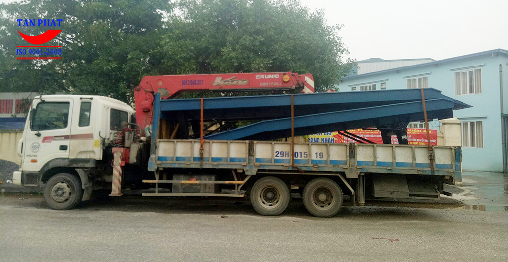 Cầu xe nâng trên xe vận tải