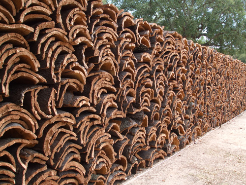 Chai vang và nút gỗ, nút kim loại