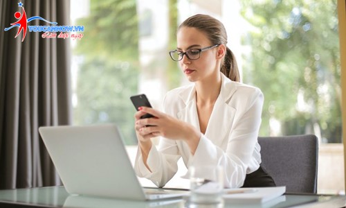 Kỹ năng giao tiếp qua điện thoại: Làm sao để chuyên nghiệp hơn?