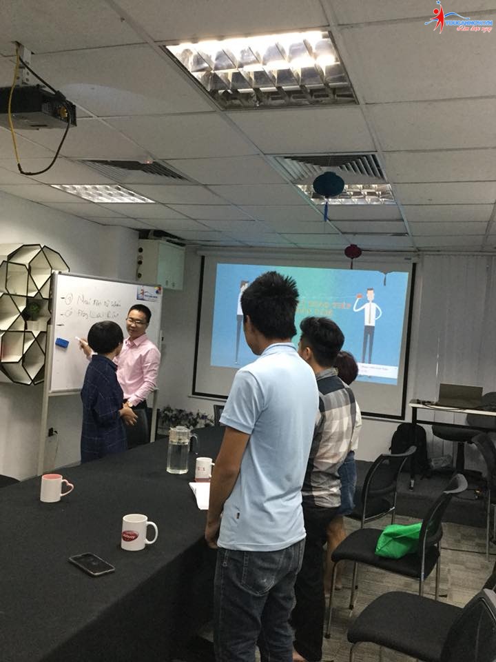 Buổi bế giảng đầy cảm xúc của lớp giao tiếp thuyết trình K14