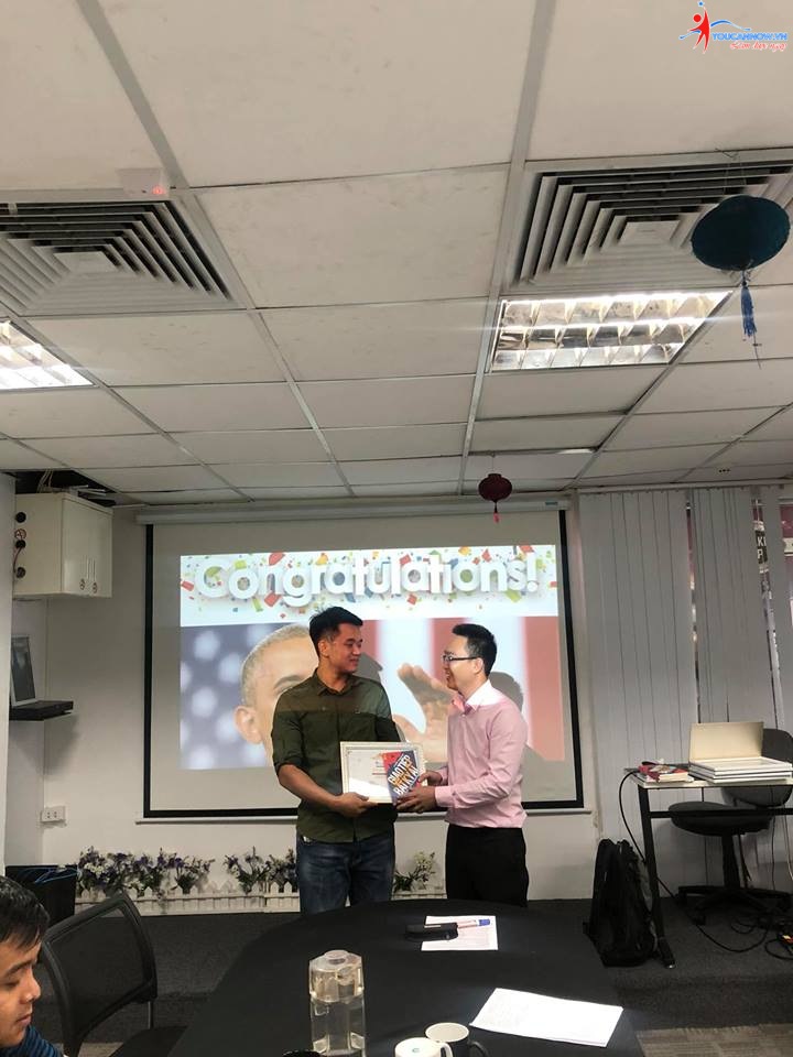 Buổi bế giảng đầy cảm xúc của lớp giao tiếp thuyết trình K14