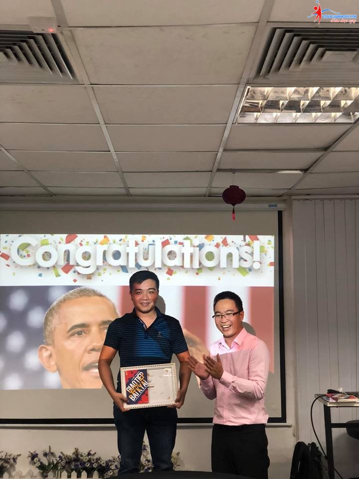 Buổi bế giảng đầy cảm xúc của lớp giao tiếp thuyết trình K14