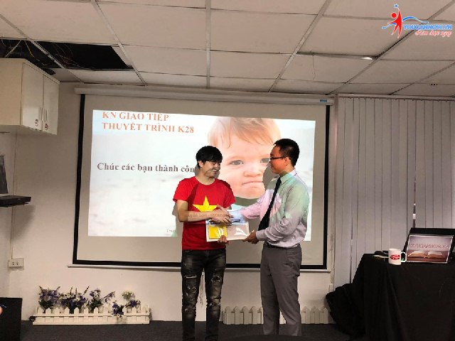 Khóa học giao tiếp thuyết trình K28: Khép lại một khóa học bổ ích