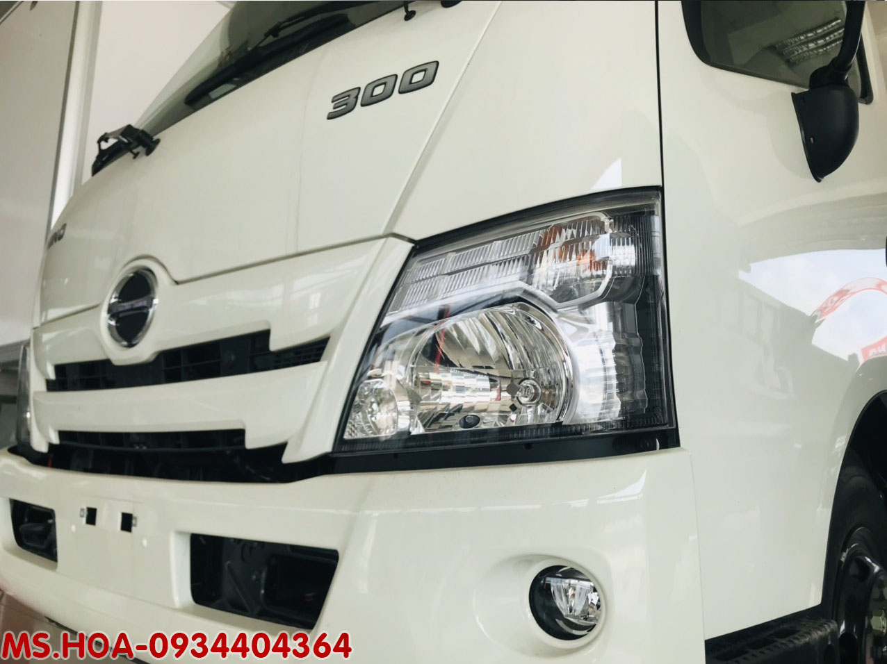 Xe-tai-hino-thung-kin-5-tan-2021