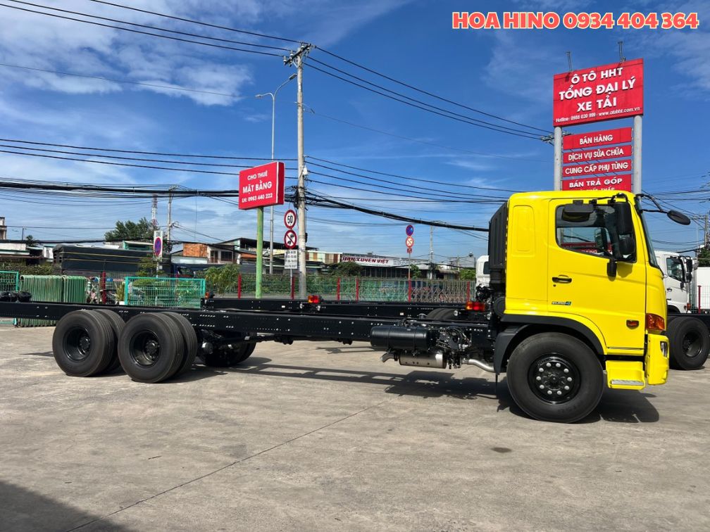 xe-hino-3-chan-doi-2023