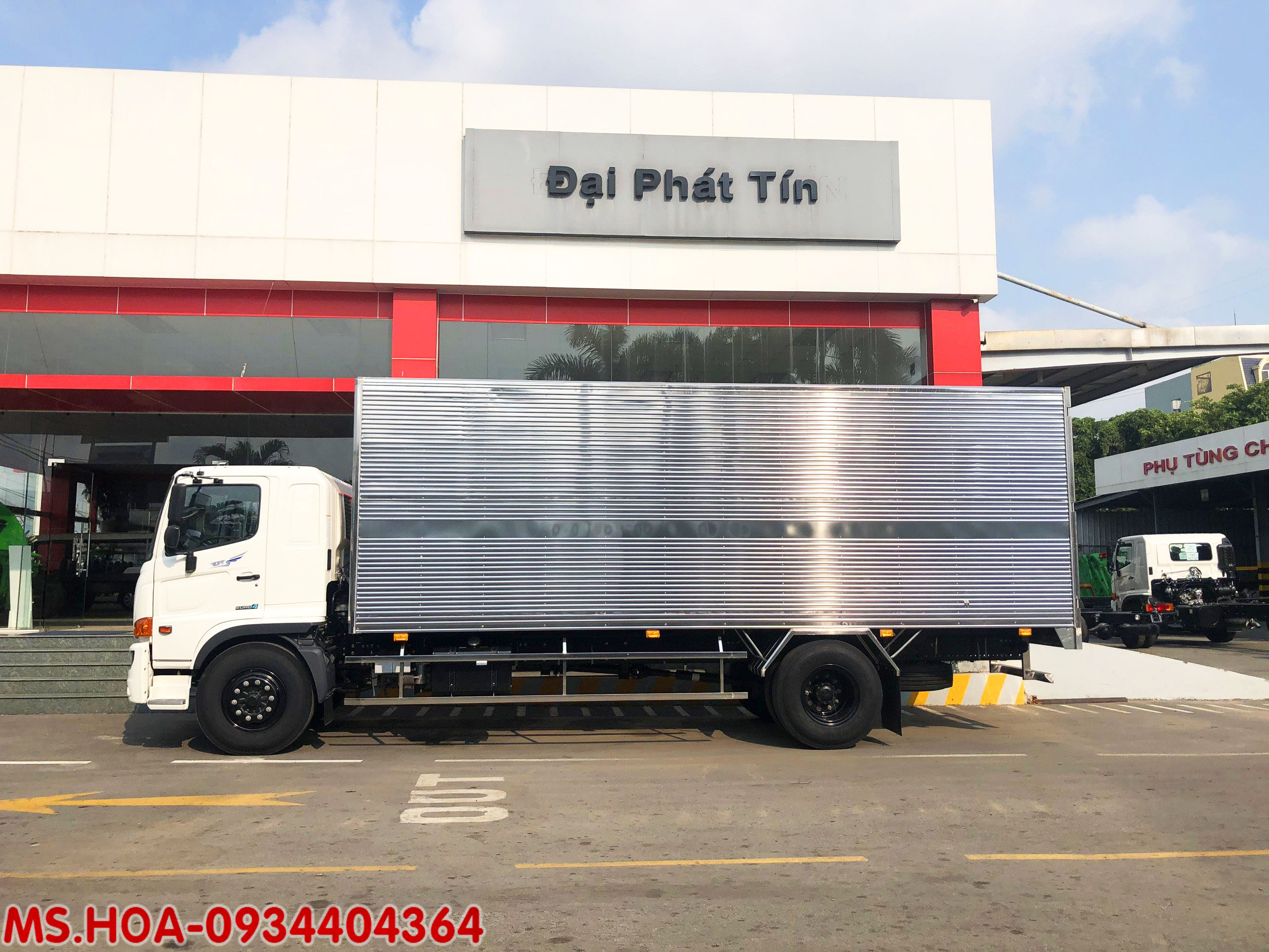 Xe tải Hino 8 tấn thùng kín đời 2021