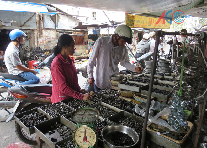 Vẫn còn đó một chợ....bulong(bùlon).