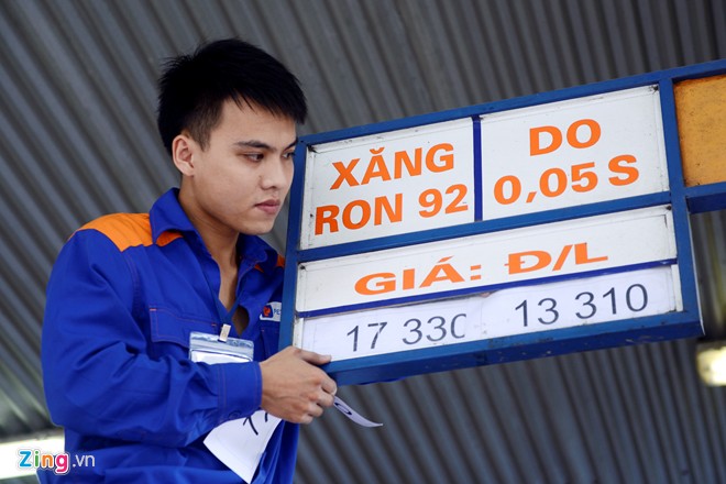 Xăng giảm giá gần 1.200 đồng/lít từ 15h