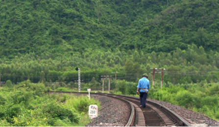 Sau những hi sinh thầm lặng của người trao Tết sum vầy