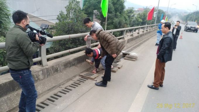 Mất an toàn từ nạn trộm bulong hàng rào quốc lộ, ném đá đường cao tốc