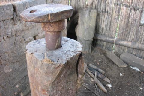 Kĩ thuật rèn của người Mông từ cái dao, cái đe đến cả bulong ốc vít