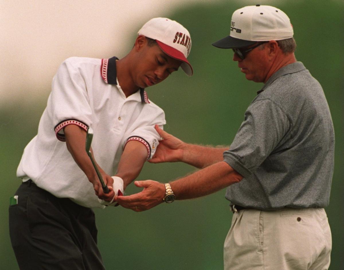 2 năm trước chiến thắng lịch sử của anh, Tiger Wood cũng chỉ là 1 thanh niên trẻ tuổi theo học Butch Harmon