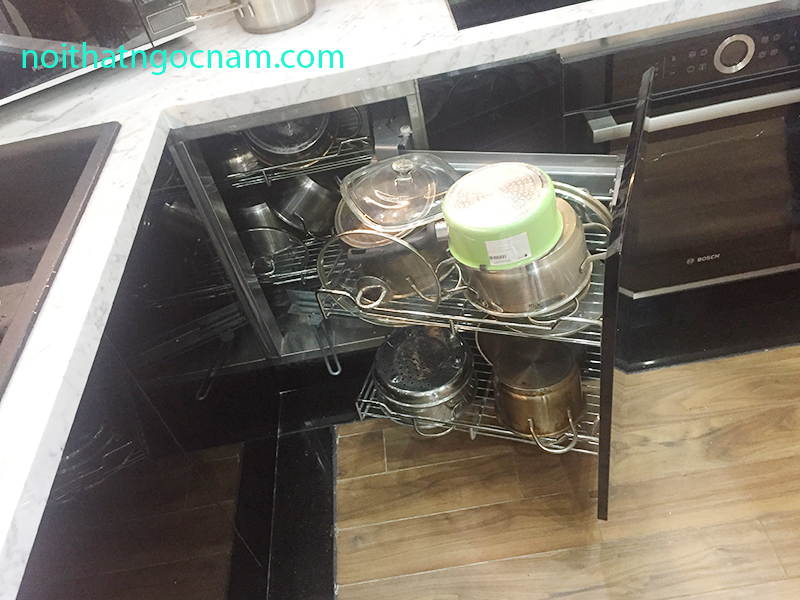 Giá góc xoay liên hoàn giúp giải quyết vấn đề góc chết của tủ bếp dưới hiệu quả