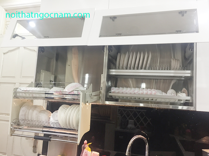 Một bộ tủ bếp được lắp kết hợp giữa giá bát cố định và giá bát nâng hạ