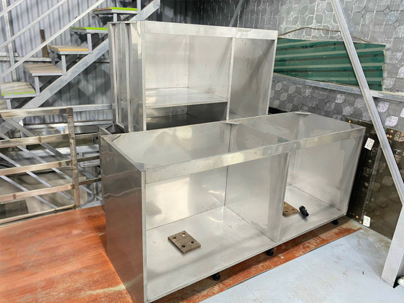 Thùng tủ bếp inox sử dụng phương án hàn băng dài được chia theo từng đoạn tủ dài