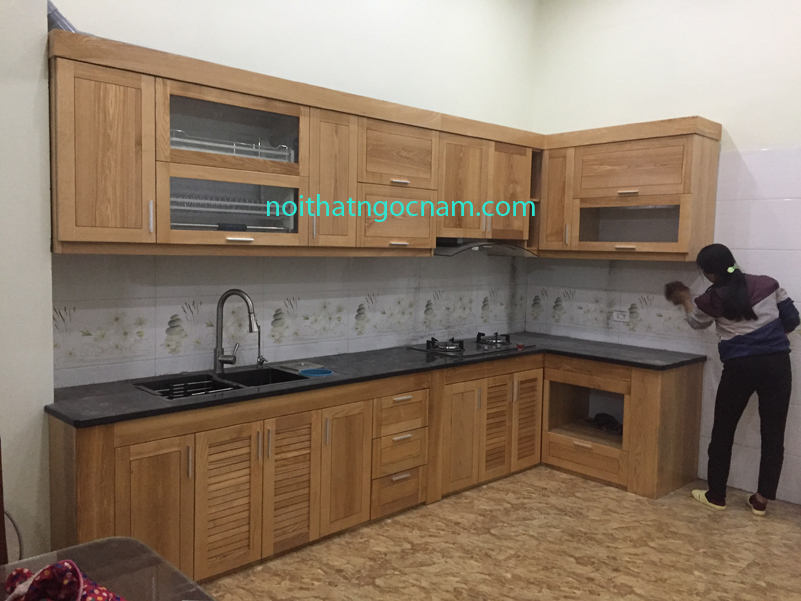 mẫu tủ bếp gỗ sồi nga hình chữ L
