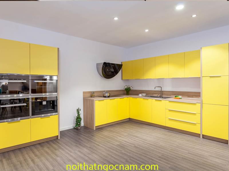 thiết kế mẫu tủ bếp inox cánh acrylic bóng gương