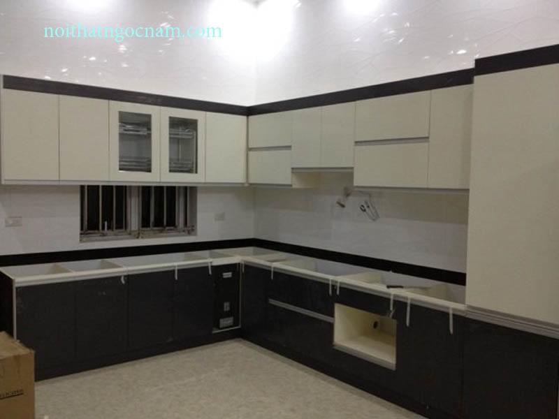 Lắp đặt mẫu tủ bếp chữ L acrylic bóng giương