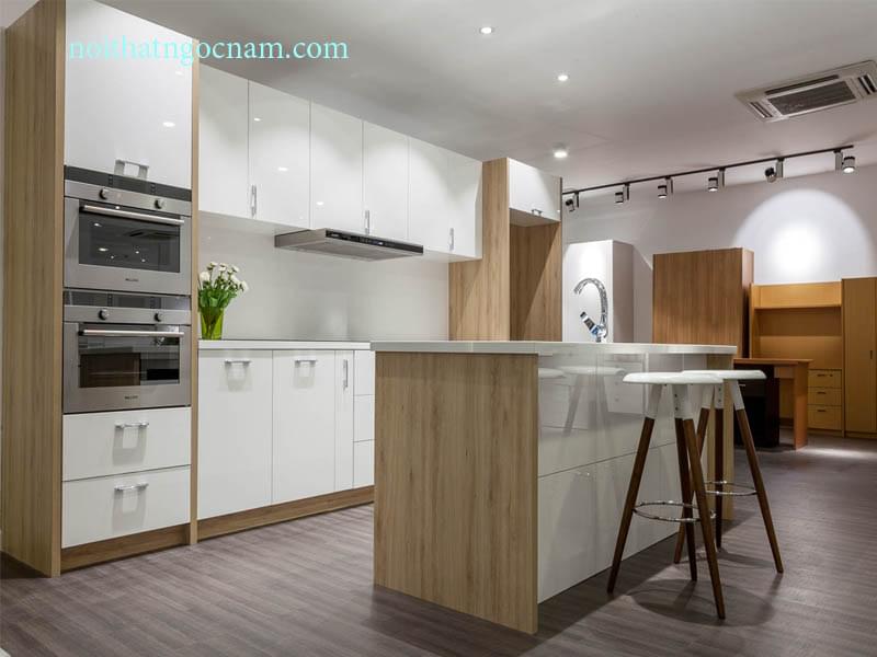Mẫu tủ bếp nhựa Acrylic An Cường có kết hợp bản đảo độc lập