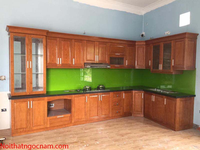 Mẫu tủ bếp gỗ NGA hình chữ L được lắp đặt trọn gói