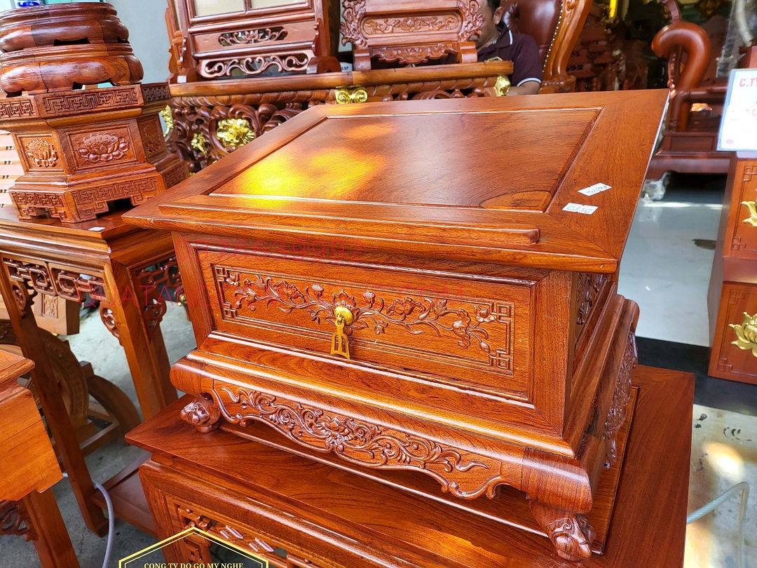 Kệ đọc kinh gỗ hương chạm sen